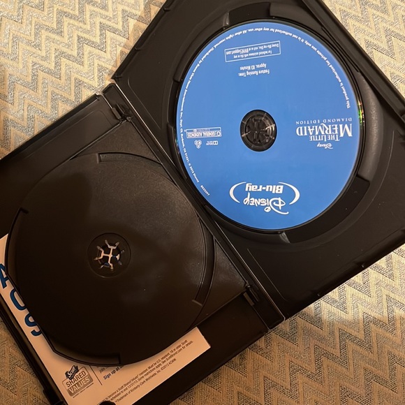 Disney’s The Little Mermaid DVD +BLU-RAY - Picture 3 of 3